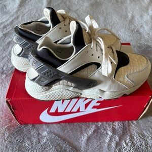 Nike Women’s Size 7 Cream and Black Huarache-Style Sneakers